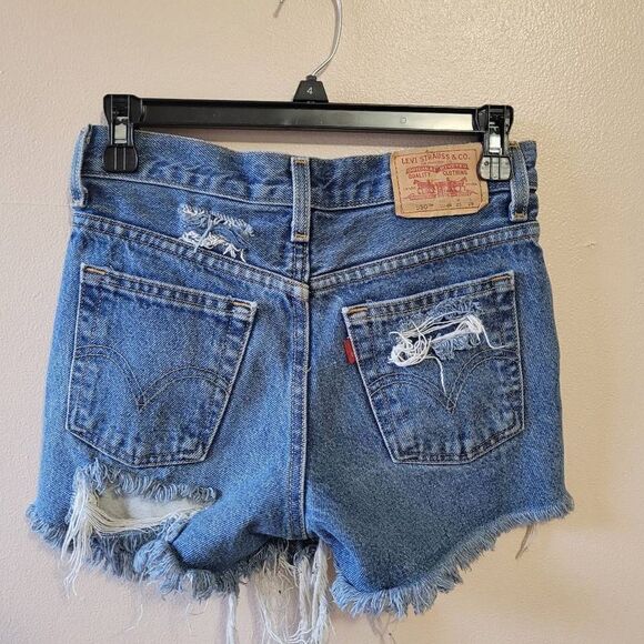 Levi's 550 Relaxed Fit Distresses Cutout Shorts 25" waist. - Picture 2 of 7